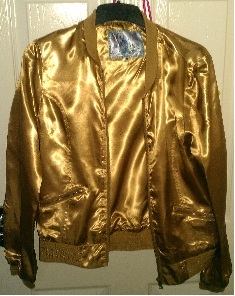 One of them rare find has the same soft satin as lining as on the outside.. Feels awsome to wear..