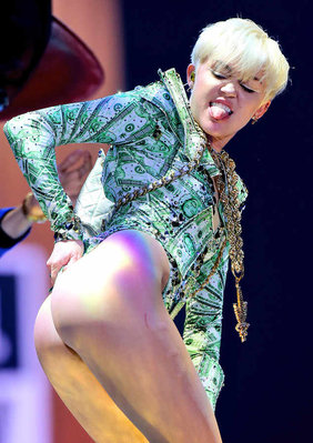 rs_634x898-140506153659-634.miley-cyrus-wild-concert-london-050614.jpg