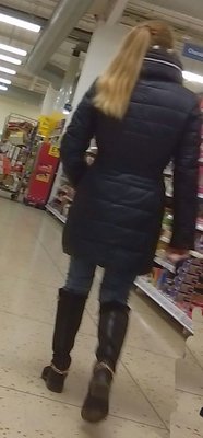 Mmmmmm! So sexy! Look at her shapely body !