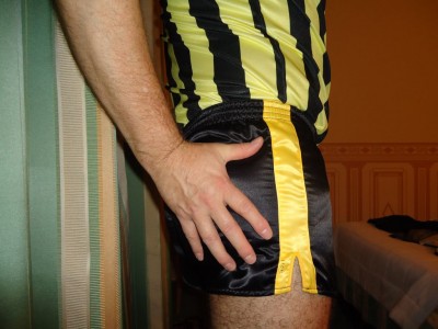 DSC03313b.jpg (124.2 KiB) Viewed 13984 times black satin shorts and matching shiny soccer shirt