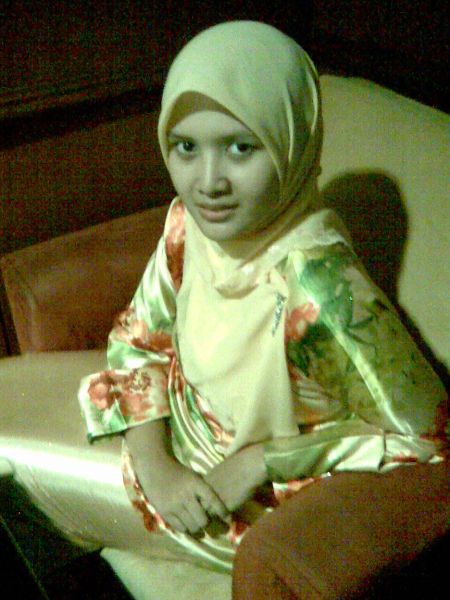 Nice thigh with the tight yellow satin. Feels wanna cum on there?