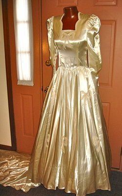 $T2eC16h,!)EE9s2uiwPRBRIpuSOv,Q~~60_57.JPG (251.19 KiB) Viewed 10873 times This gown feels like silk satin.