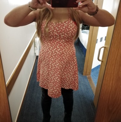 Little summer dress with black shiny leggings