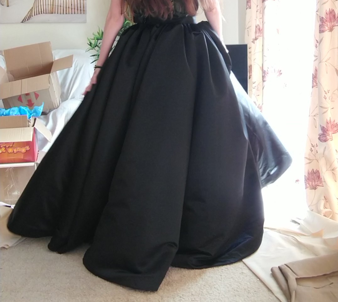Black_Skirt_02.jpg