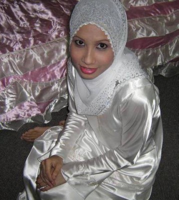 Not the females but the outfit, so fucking sexy!