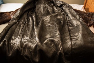 A really heavy fox for with an aged musky fur aroma. The satin lining is heavy and unbelievably slippery on freshly shaved balls. Love wrapping the heavy satin over myself wearing a tight satin slip.